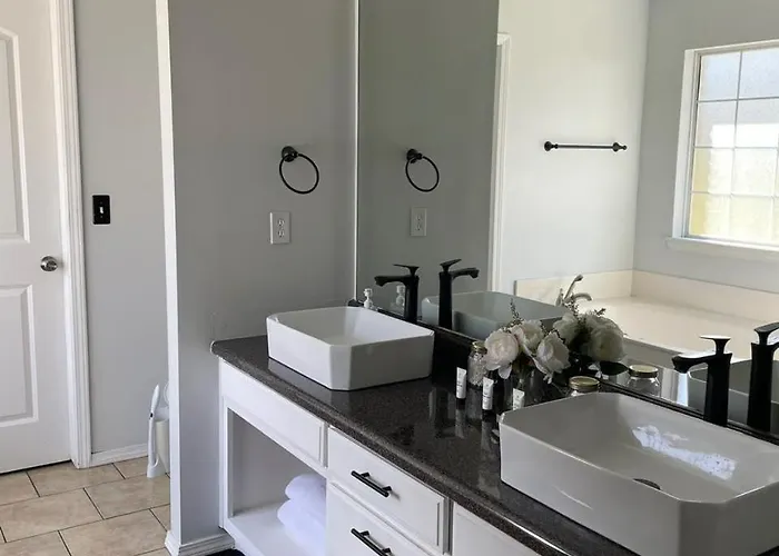 Spacious 3br Fast Wifi 7 Min From Downtown Holiday home *